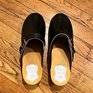 Futuro leather clogs